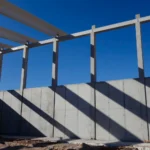 Prefabrykowane elementy betonowe podczas budowy hali przemysłowej.