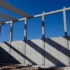 Prefabrykowane elementy betonowe podczas budowy hali przemysłowej.